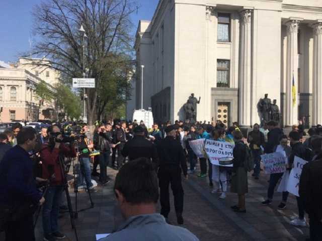 Сотни людей собрались под Радой в ожидании принятия языкового закона