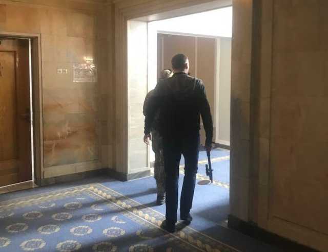 В Раду срочно прибыли саперы с собаками