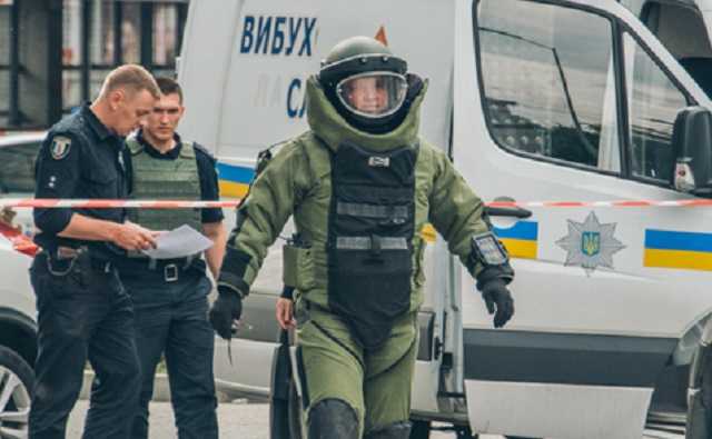 В Киеве заминировали Кабмин, Верховную Раду и вокзалы: людей эвакуируют