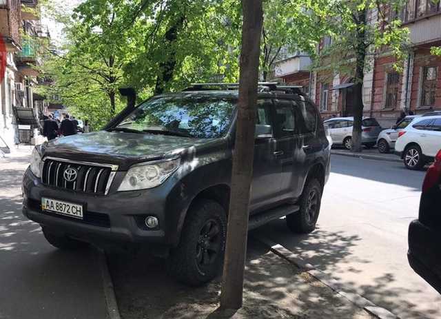 В Киеве “герой парковки” нарушил сразу три раза