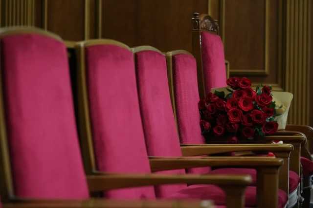 Парламент вернется к работе в середине мая