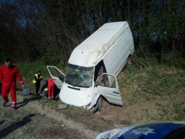 Жуткое ДТП в Черновицкой области: бус с покойницей в гробу слетел в кювет