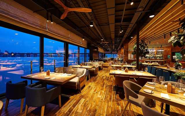 Появилось видео обстрела плавучего ресторана "Веранда на Днепре" в Киеве