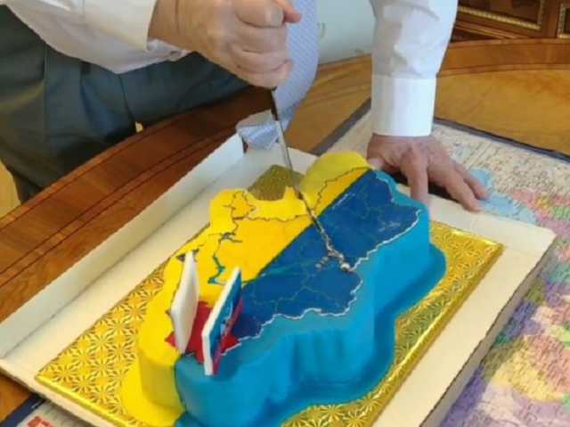 Дна нет: Скабеева подарила Жириновскому торт c картой Украины