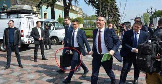 Спикера Парубия от народа защищают специальной "бронепапкой"