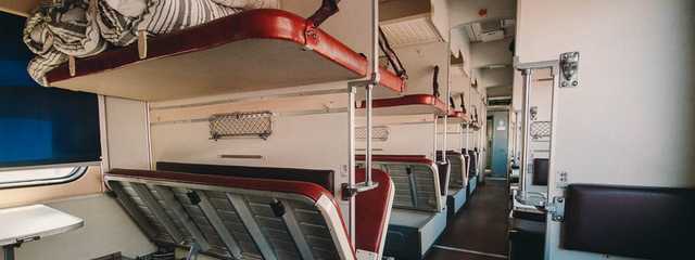 В «Укрзалізниці» рассказали, что делать, если в поезде упала полка