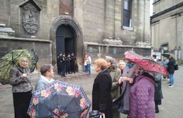 Во Львове после сообщений о минировании эвакуировали людей из семи храмов