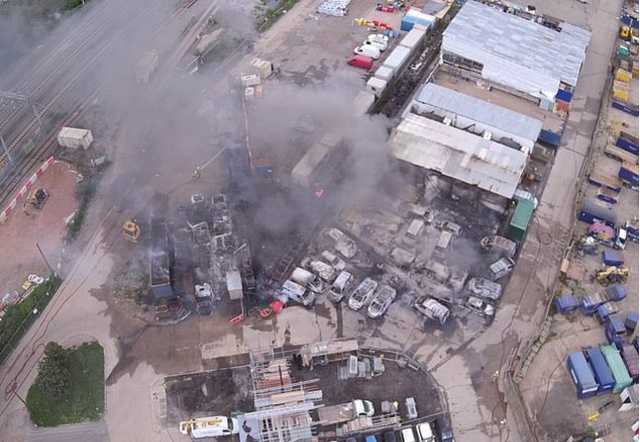 В районе крупнейшего аэропорта Лондона начался масштабный пожар, слышны взрывы