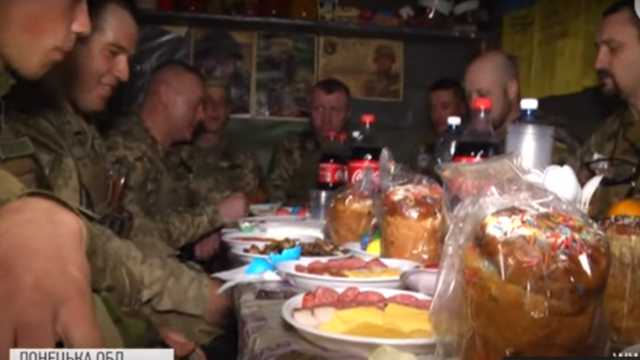 «Мама, привет!»: украинские бойцы трогательно поздравили близких с Пасхой