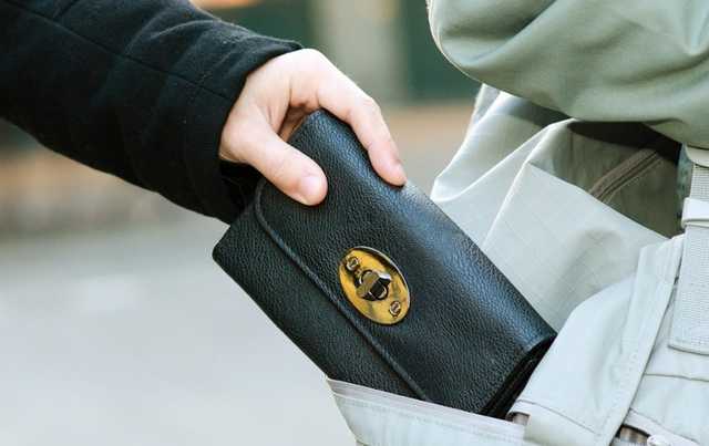 В Киеве поймали банду воров, обчистивших девушку на остановке