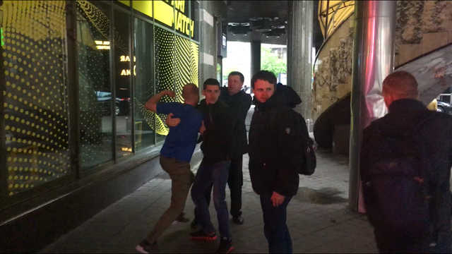 В центре Киева парень распылил перцовый газ и напал на охранника