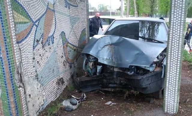 Под Винницей пьяный “лихач” влетел в остановку