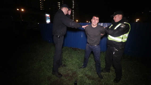 В Киеве пьяный водитель Mercedes хватал патрульных и угодил в наручники