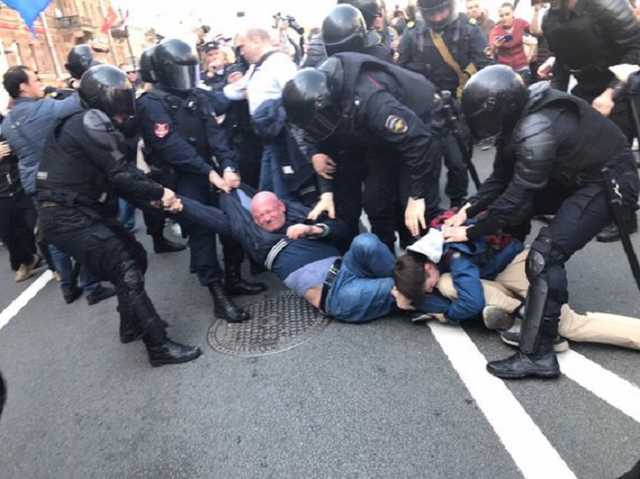 На первомайских акциях в России задержали не менее 124 человек