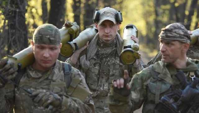 На Донбассе за день 11 обстрелов, ранены два бойца