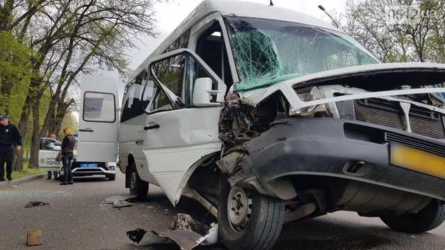 В Николаеве маршрутка влетела в грузовик, есть пострадавшие