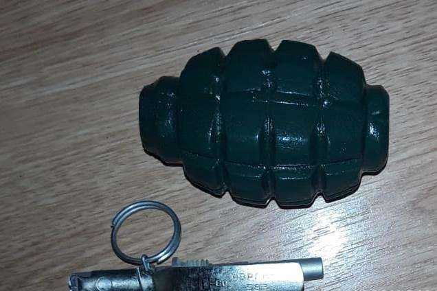 На Київщині чоловік з гранатою погрожував підірвати магазин