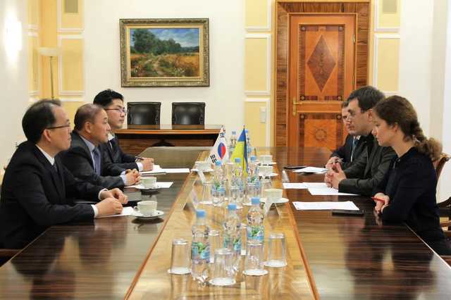 Омелян предложил Hyundai производить электрокары в Украине