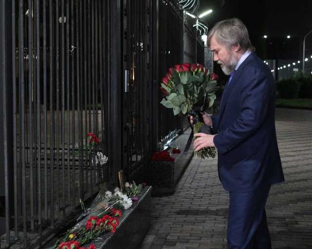 Глава фракции Оппозиционного блока Вадим Новинский почтил память жертв авиакатастрофы в Шереметьево