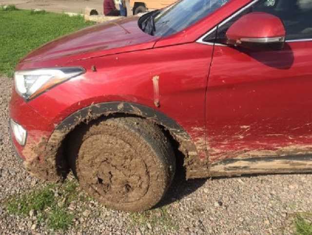 Автомобиль посла Канады пришлось вытаскивать из грязи на Черкасщине