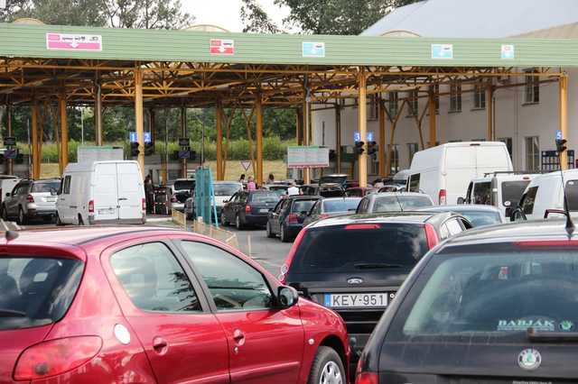 На границе с Польшей в очередях стоят около 700 автомобилей
