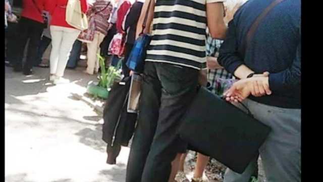 «Даже внутрь не пускают»: дончане возмущены условиями приема документов на получение российских паспортов