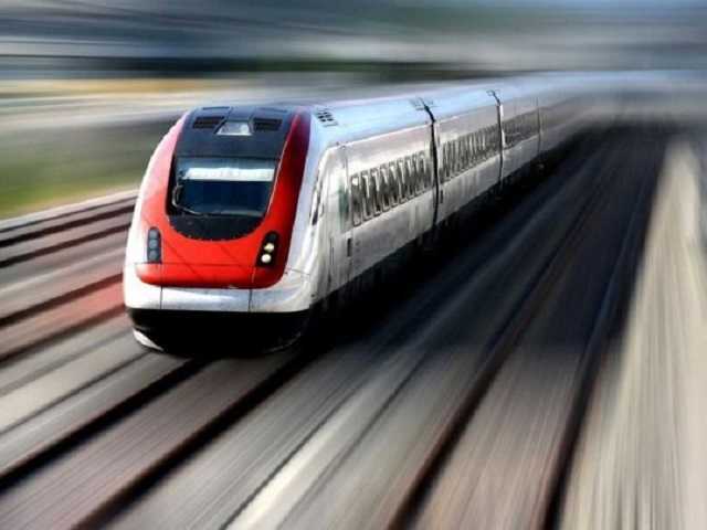 Скорая полицейская помощь: в Полтаве патрульные спасли жизнь человеку, попавшему под поезд