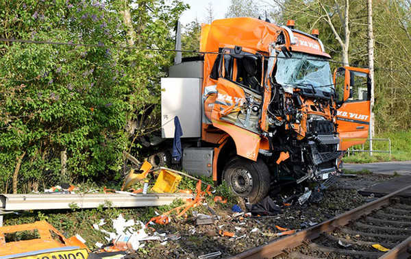 В Германии столкнулись поезд и грузовик, пострадали 25 человек