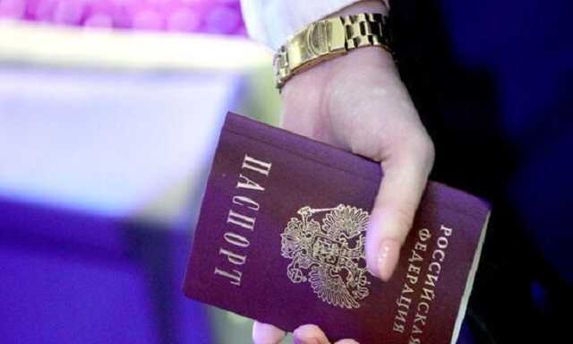 Украинцев с российскими паспортами на Донбассе могут лишить пенсий и соцвыплат