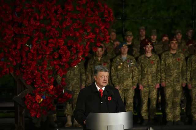 Порошенко: Украина дистанцировалась от кремлевского "победобесия"