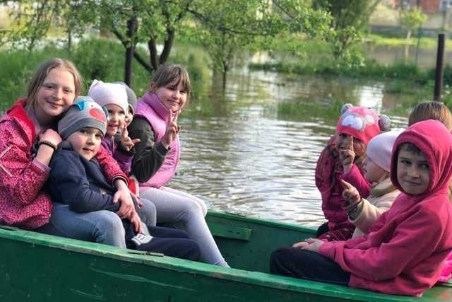 Під Івано-Франківськом через масштабний потоп людей перевозять вулицями на човнах
