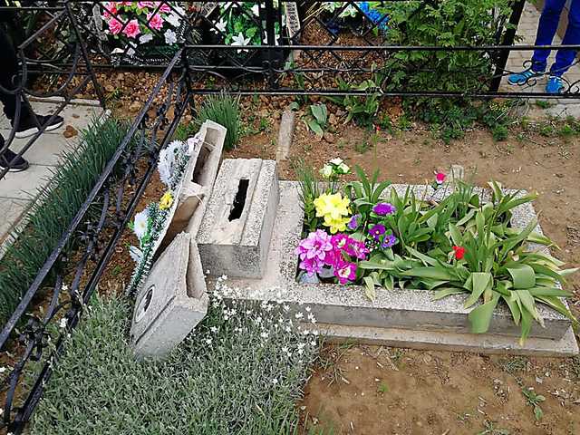 В Николаеве вандалы разгромили на кладбище надгробные плиты