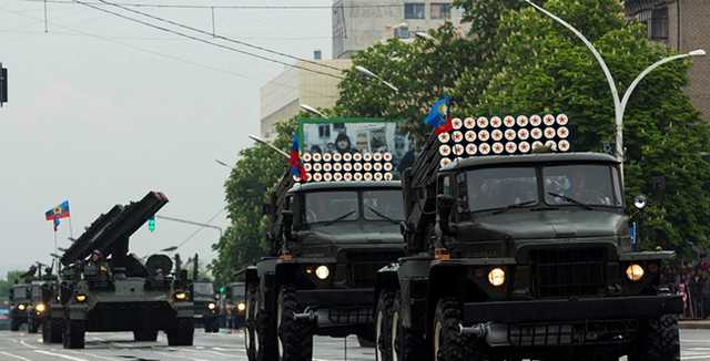В оккупированных Донецке и Луганске провели «военные парады»