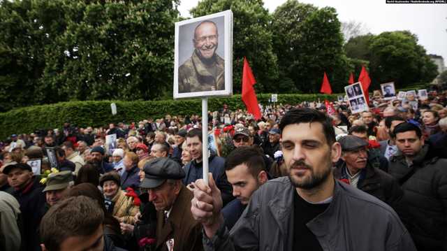 9 травня поліція зафіксувала 33 випадки використання забороненої символіки