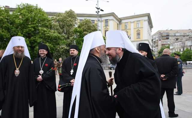 Глава ПЦУ Епифаний и глава УПЦ МП Онуфрий обнялись и пожали руки