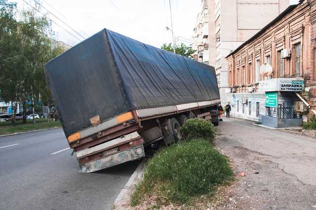 В Днепре фура вылетела на тротуар из-за отказавших тормозов