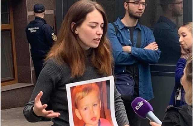 Двухлетний мальчик в посольстве Дании: родители пришли к соглашению