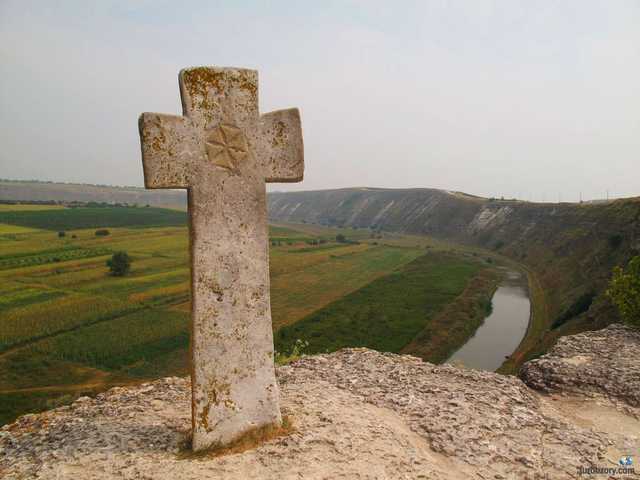 У підлозі храму на Львівщині знайшли 900-річну реліквію з орнаментом-кодом