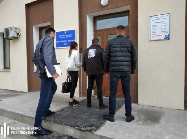 Хмельницькі правоохоронці торгували службовою інформацією