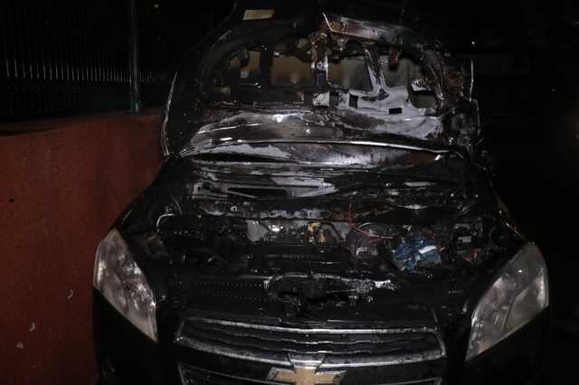 В Киеве трое мужчин во дворе дома подожгли Сhevrolet и сбежали