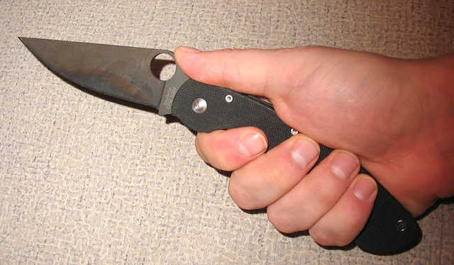 В Киеве мужчина избил знакомого и отрезал ему ухо