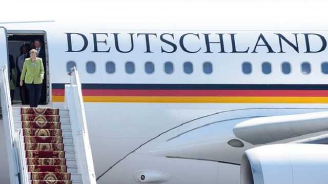 Службовий автомобіль аеропорту Дортмунда врізався у літак Меркель