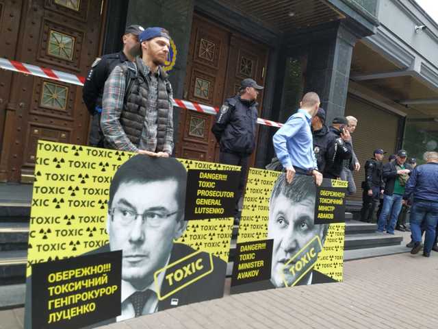 Активисты просят США ввести санкции против Луценко и Авакова