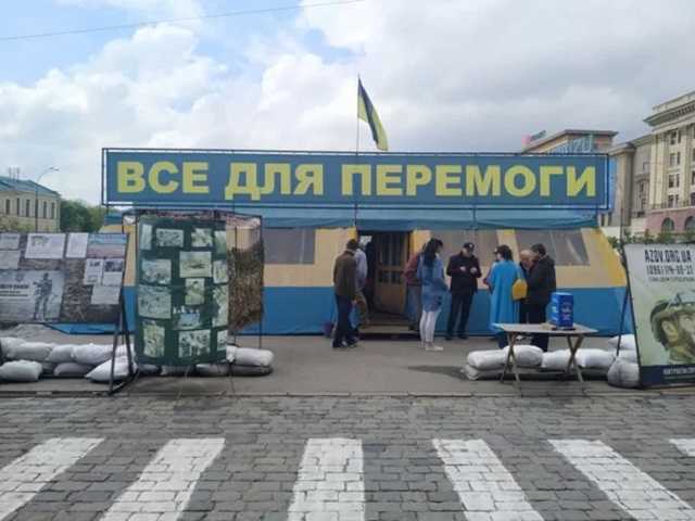 Палатка волонтеров в Харькове: У Кернеса начали подготовку к сносу