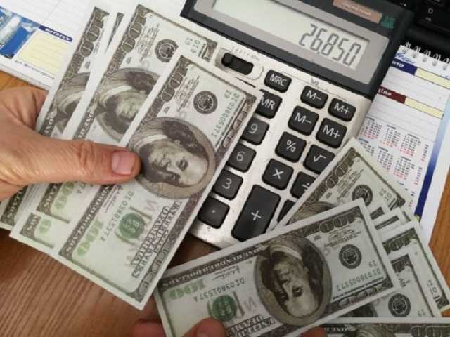 Сколько денег украинские заробитчане переводят из-за рубежа на родину