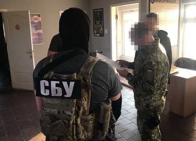 Харьковский пограничник собирал взятки у жителей неподконтрольных территорий