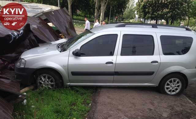 В Киеве автомобиль отбросило на мужчину с ребенком