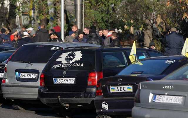 Рада отсрочила введение штрафов для владельцев "евроблях"