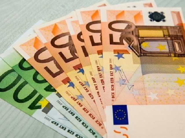 Граждане Украины пытались ввезти в Латвию огромную сумму денег наличными: полиция подозревает криминал