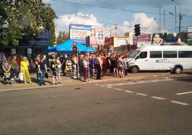 В Кривом Роге маршрутка въехала в толпу людей на остановке